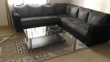 Appartement Familial, 2 lits doubles, non-fumeurs | Coin séjour | Télévision LCD de 24 pouces avec chaßnes par satellite, télévision