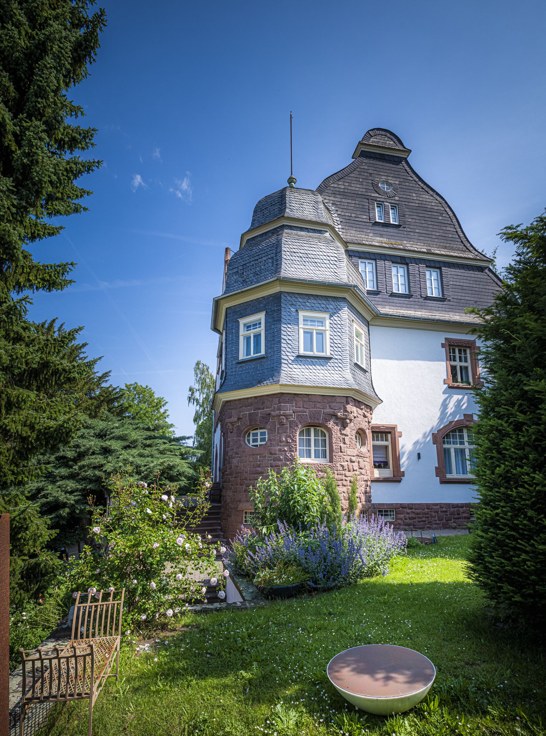 Ein großes, historisches Gebäude mit einem markanten Turm und zahlreichen Fenstern.