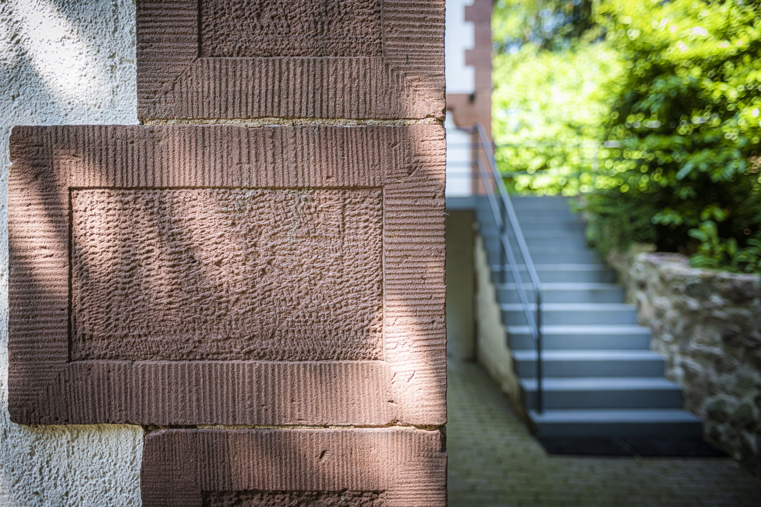 Un gros plan d’un mur de briques présentant un motif texturé.