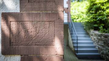 Un gros plan d’un mur de briques présentant un motif texturé.