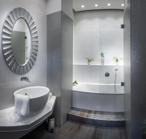 Habitación doble, terraza | Baño | Ducha, artículos de higiene personal gratuitos y secador de pelo