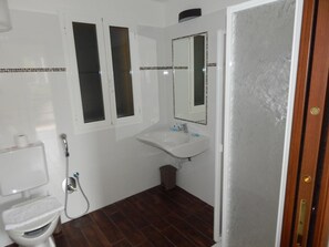 ฝักบัว, ของใช้ในห้องน้ำฟรี, ไดร์เป่าผม, โถสุขภัณฑ์แบบบิเดท์