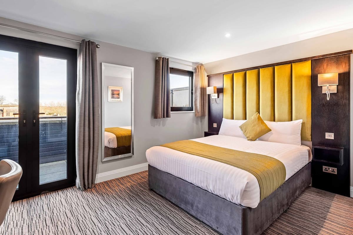 Phòng đôi Deluxe, quang cảnh thành phố | 1 phòng ngủ, bàn, bàn ủi/dụng cụ ủi quần áo