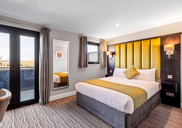 Desk, iron/ironing board, free WiFi, bed sheets - St Nicholas Hotel (Colchester)