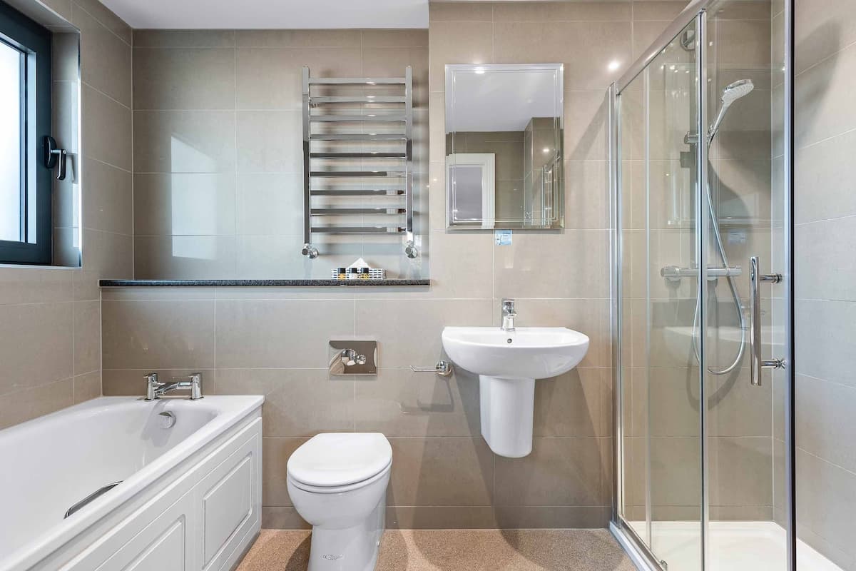 feature room | bathroom | free toiletries, hair dryer, towels