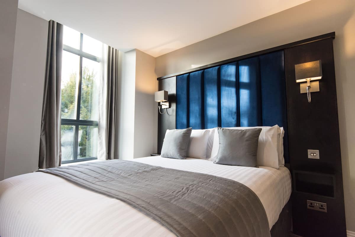 standard double room | desk, iron/ironing board, free wifi, bed sheets