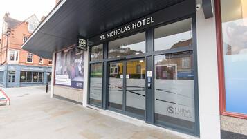 Pyhän Nikolaoksen hotellin ulkoasu: moderni julkisivu, suuret lasi-ikkunat ja Surya Hotels -kyltti.