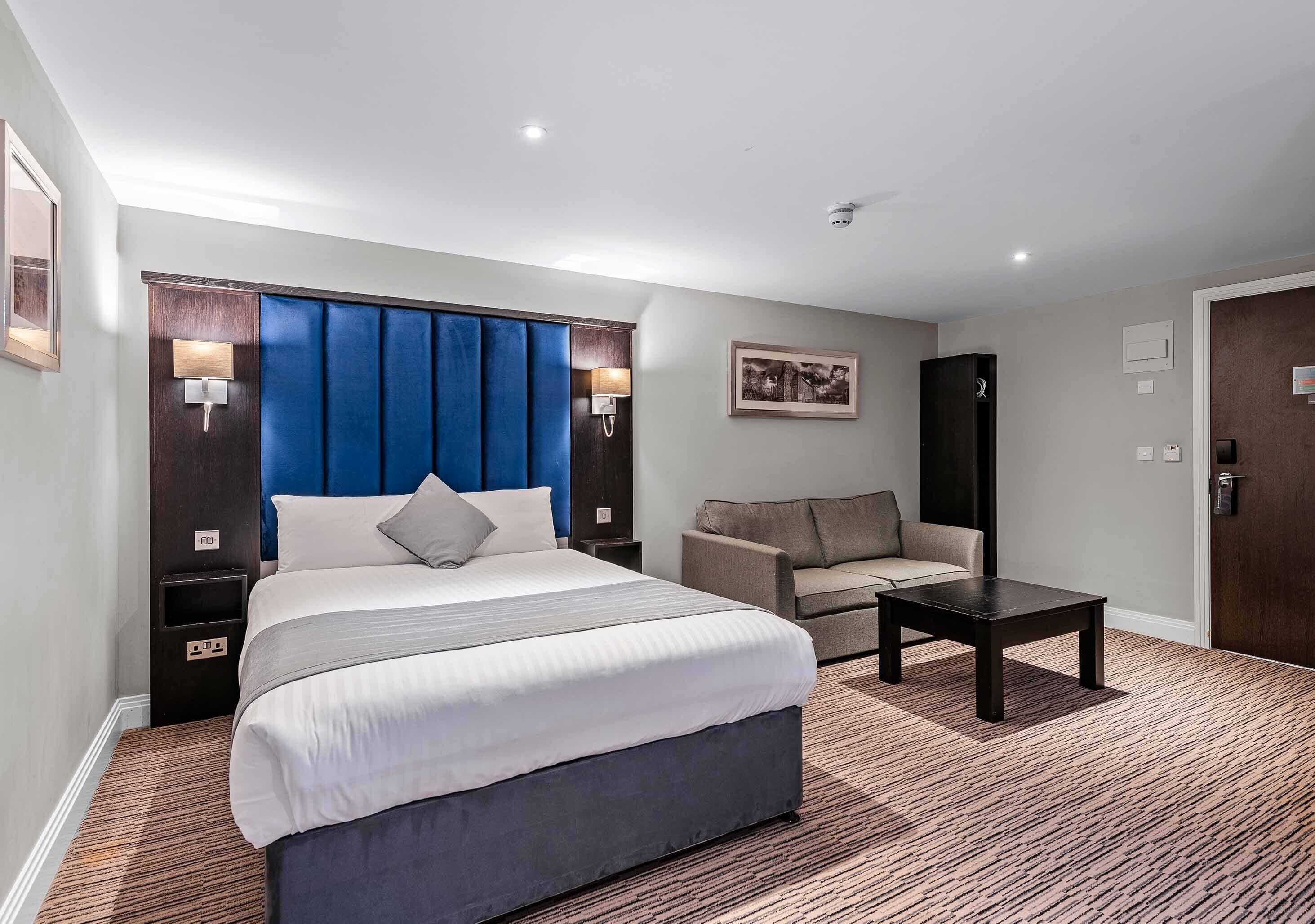 Habitación doble estándar | Escritorio, tabla de planchar con plancha, wifi gratis y ropa de cama 