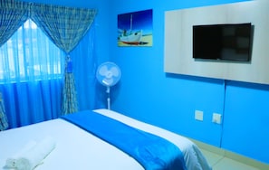 Egyptian cotton sheets, down comforters, Select Comfort beds, desk - Angel Guest House (Johannesburg)