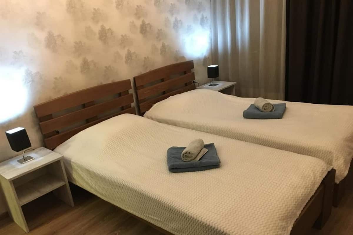 Apartment, 2 Twin Beds, Non Smoking | Blackout drapes, iron/ironing board (on request), WiFi (free)