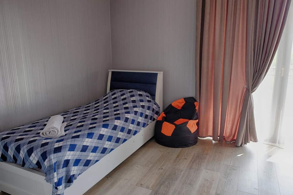 Apartment, 1 Twin Bed, Non Smoking | Blackout drapes, iron/ironing board (on request), WiFi (free)