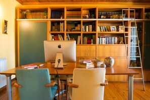 Library - Magnolia B&B (Leiria)