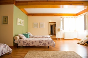 Blackout drapes, iron/ironing board, free cribs/infant beds, free WiFi - Magnolia B&B (Leiria)