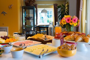 Free daily buffet breakfast