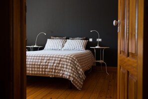 Cortinas blackout, tabla de planchar con plancha y cunas gratuitas