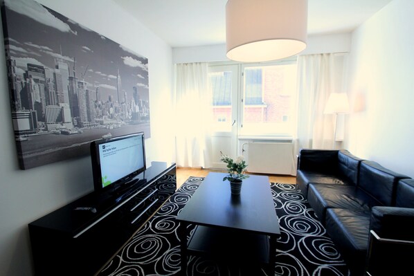 Single Room, 1 Bedroom | Living room