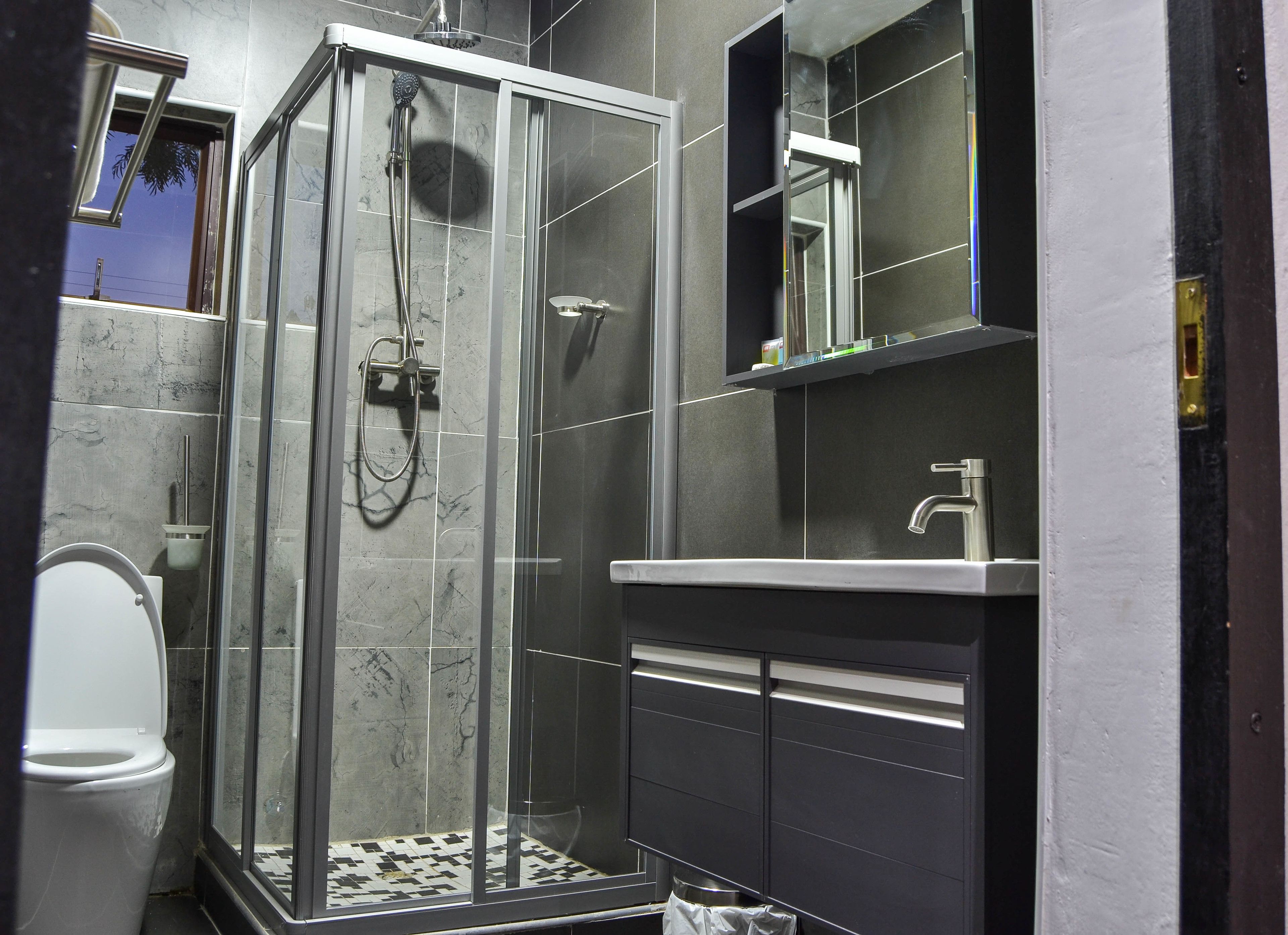 Shower, rainfall showerhead, free toiletries, hair dryer