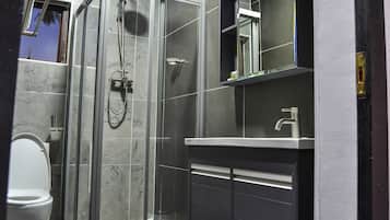Shower, rainfall showerhead, free toiletries, hair dryer