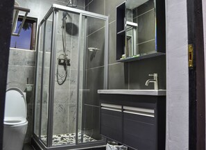 Chuveiro, chuveiro com efeito de chuva, produtos de toalete grátis 