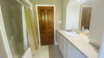 Luxury Suite, 1 King Bed, Non Smoking, Mountain View | Bathroom | Free toiletries, hair dryer, towels