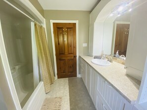 Luxury Suite, 1 King Bed, Non Smoking, Mountain View | Bathroom | Free toiletries, hair dryer, towels