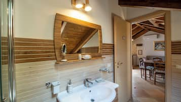 Doppia Deluxe, 1 letto matrimoniale con divano letto, non fumatori, vista oceano | Bagno | Doccia, set di cortesia gratuito, asciugacapelli, bidet