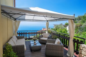 Dobbeltrom – superior, 1 dobbeltseng, ikke-røyk, sjøutsikt | Oppholdsområde | Flatskjerm-TV