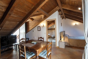 Habitación Deluxe doble, 1 cama doble con sofá cama, no fumadores, vistas al mar | Zona de estar | Una televisión de pantalla plana