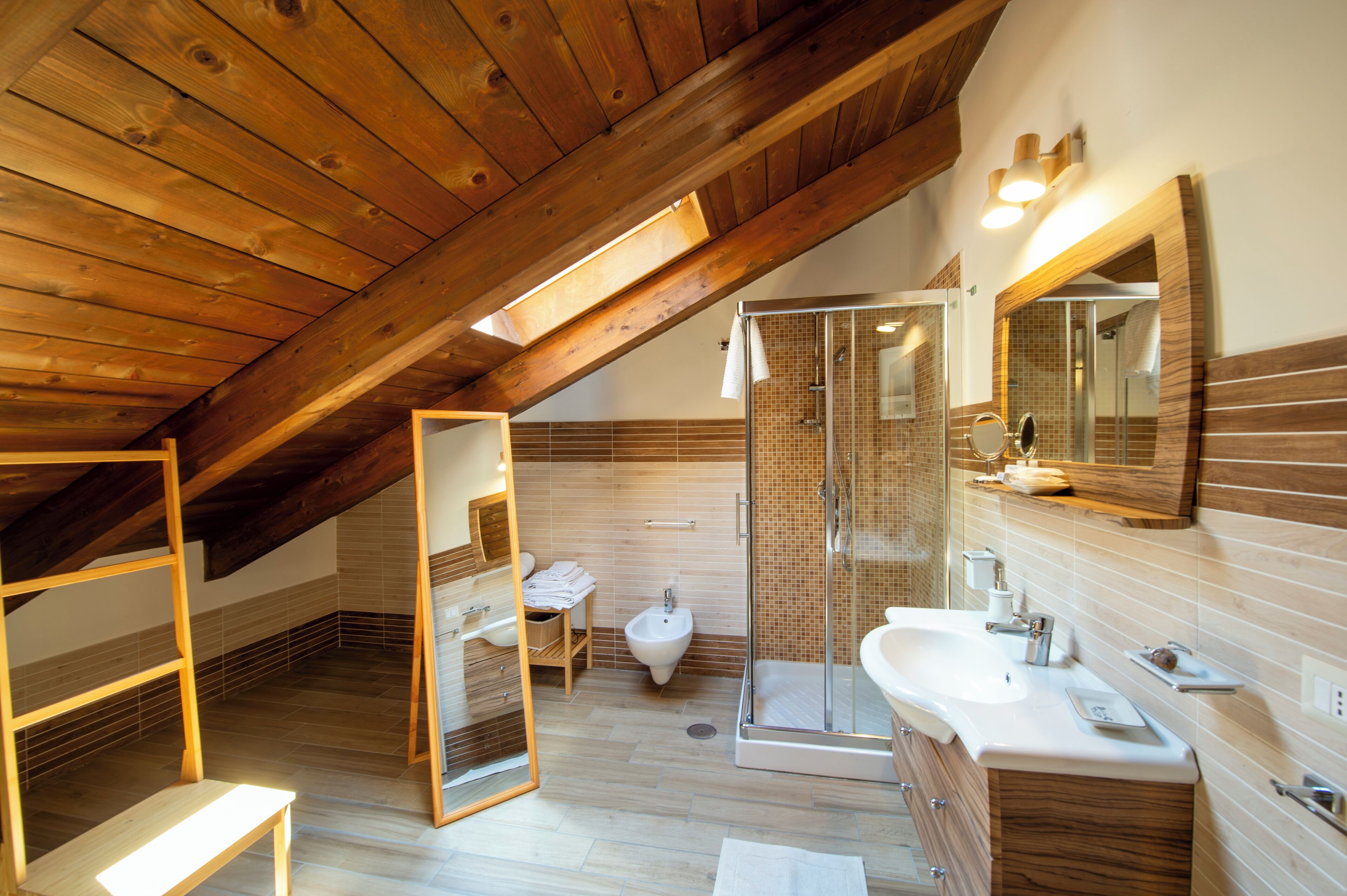 Doppia Deluxe, 1 letto matrimoniale con divano letto, non fumatori, vista oceano | Bagno | Doccia, set di cortesia gratuito, asciugacapelli, bidet