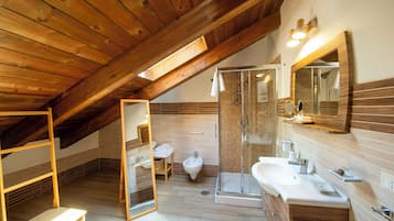 Doppia Deluxe, 1 letto matrimoniale con divano letto, non fumatori, vista oceano | Bagno | Doccia, set di cortesia gratuito, asciugacapelli, bidet