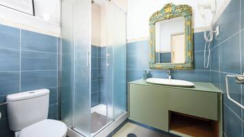 Kamar Double Deluks, 1 Tempat Tidur Queen, kamar mandi pribadi | Kamar mandi | Shower, pancuran hujan, perlengkapan mandi gratis, dan pengering rambut