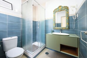 Habitación Deluxe doble, 1 cama de matrimonio, baño privado | Baño | Ducha y cabezal de ducha tipo lluvia