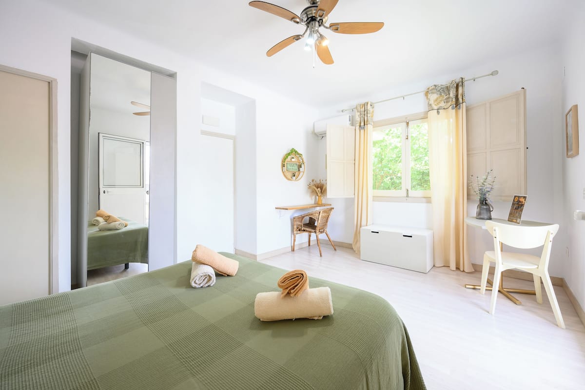 Deluxe tweepersoonskamer, 1 queensize bed, privébadkamer | 1 slaapkamer, donzen dekbedden, individueel gedecoreerd