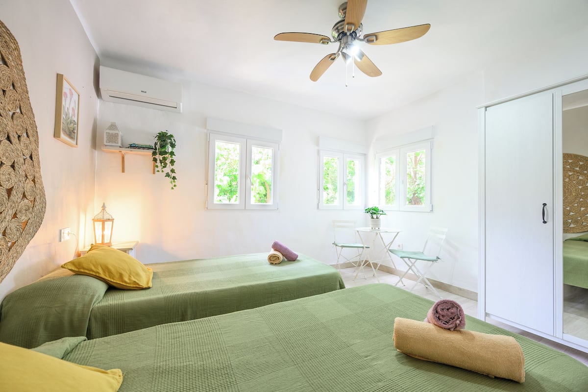 ห้องสแตนดาร์ดทวิน, เตียงเดี่ยว 2 เตียง, ห้องน้ำรวม, ติดสวน | 1 ห้องนอน, ผ้านวมขนเป็ด, ห้องพักตกแต่งอย่างมีเอกลักษณ์