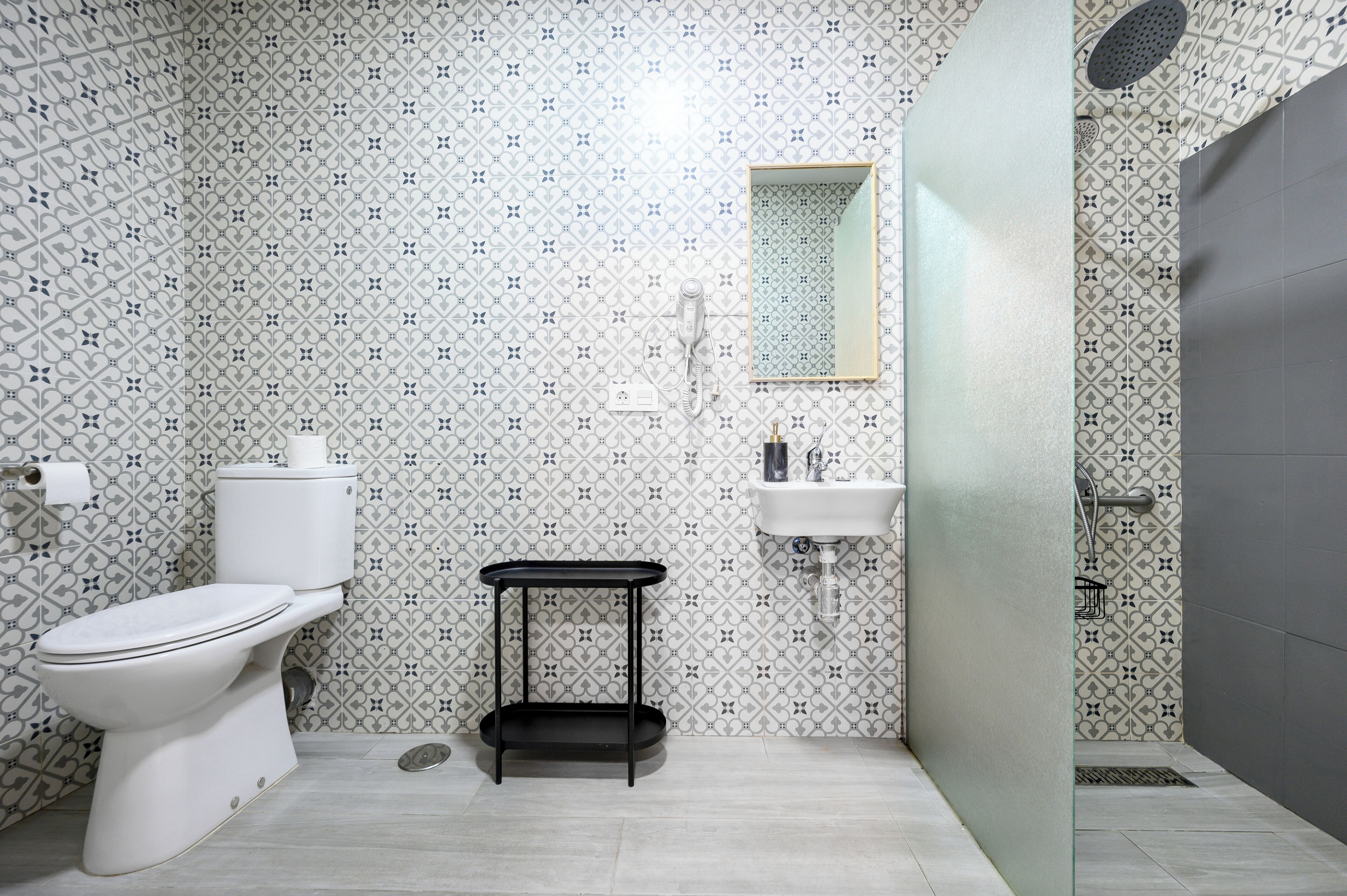 Een badkamer met toilet, wastafel en douche.