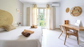 Habitación doble Deluxe, baño privado, en el área del jardín | Edredón, decoración personalizada y muebles diferentes