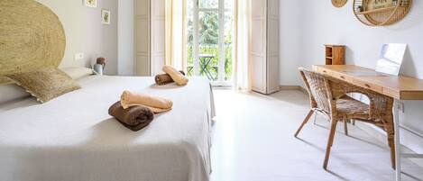 Deluxe-Doppelzimmer, eigenes Bad, zum Garten hin