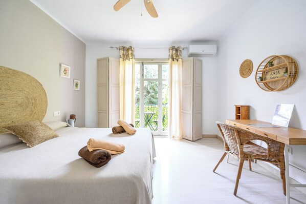 Deluxe Double Room, Private Bathroom, Garden Area | Down duvets, individually decorated, individually furnished - Blue Castle Guesthouse  (Málaga)