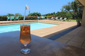 Outdoor pool, pool umbrellas, pool loungers - Relax Inn (Ballito)