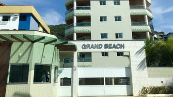 Um edifício de vários andares com uma placa que diz