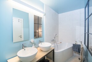 Badewanne, Haartrockner, Handtücher