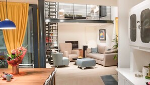 Eine moderne Wohnung mit Essbereich, Küche, Wohnzimmer und Schlafgalerie.