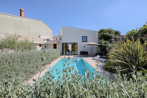 Una piscina al aire libre