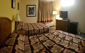 Premium bedding, individually decorated, individually furnished, desk - Red Carpet Inn (Macon)
