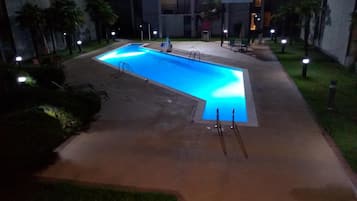 Piscine extérieure (ouverte en saison), parasols de plage