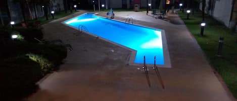 Außenpool (je nach Saison geöffnet), Sonnenschirme, Liegestühle