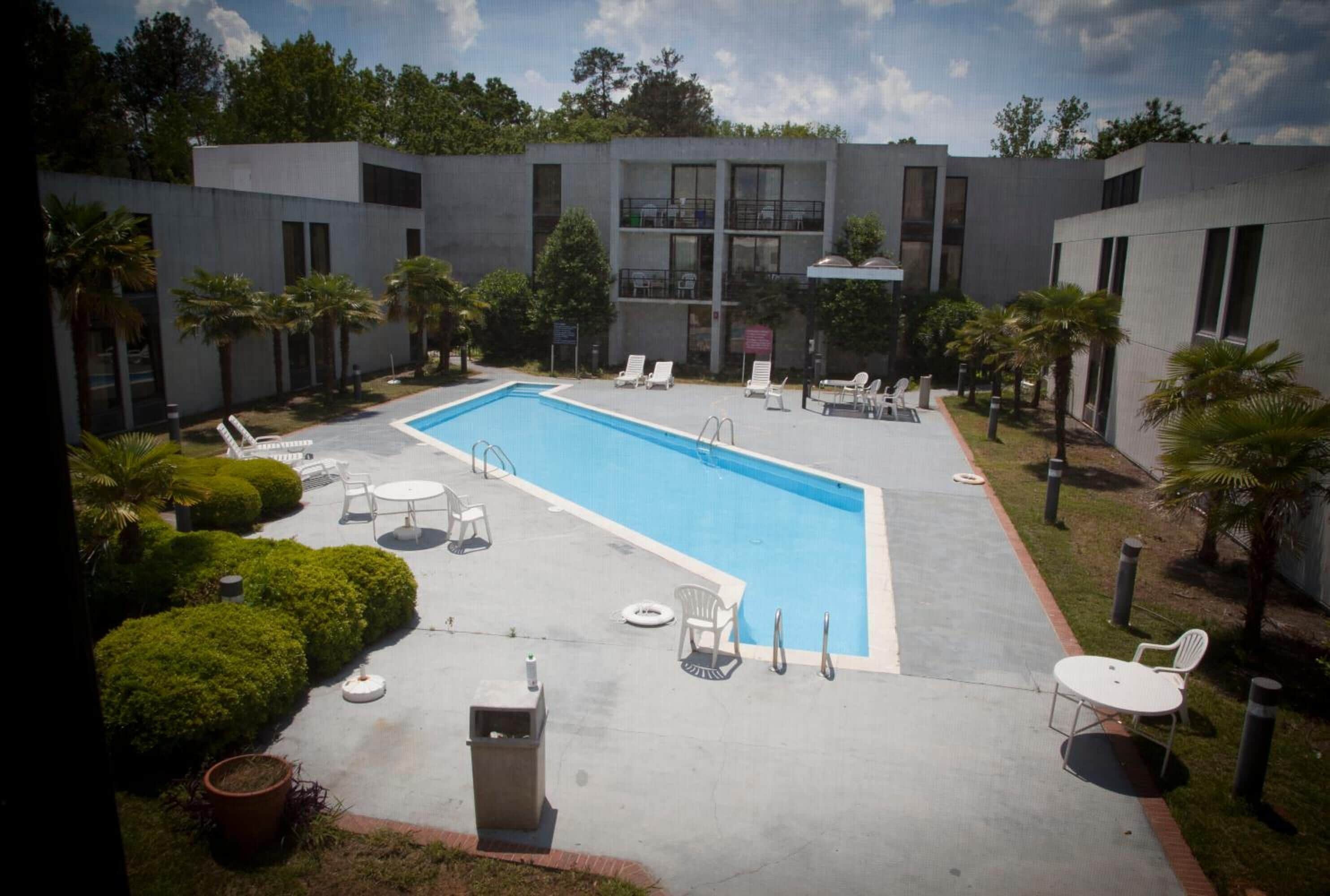 Piscine extérieure (ouverte en saison), parasols de plage