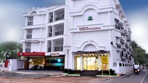 Un hotel de varios pisos con balcones y un letrero que dice "Hotel Vashanth Krishna".