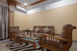 皇家套房 | 高档床上用品、客房内保险箱、特色家居、办公桌