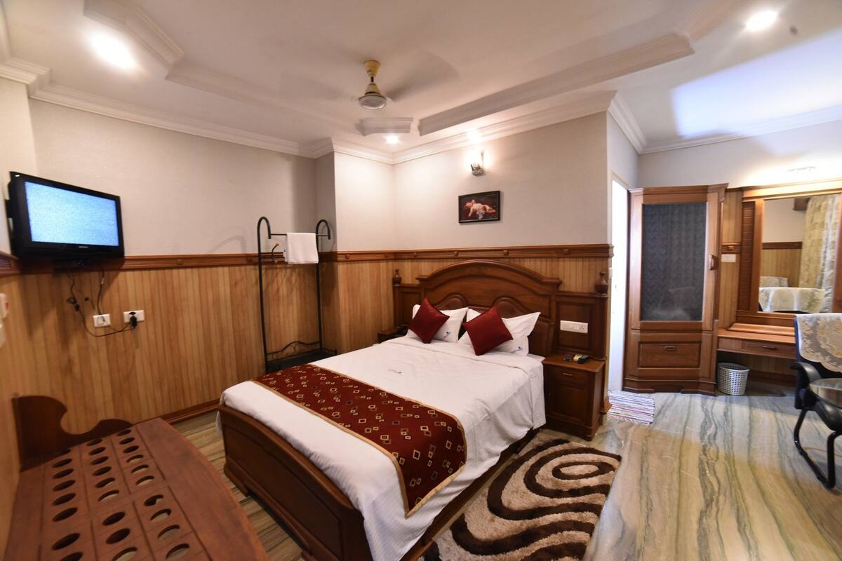 Premium bedding, in-room safe, desk, soundproofing